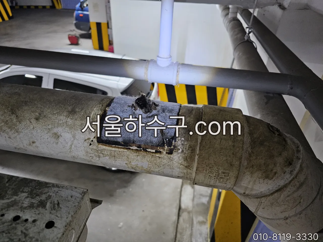 지하주차장 횡주관 청소구를 열고 세척을 준비하는 작업