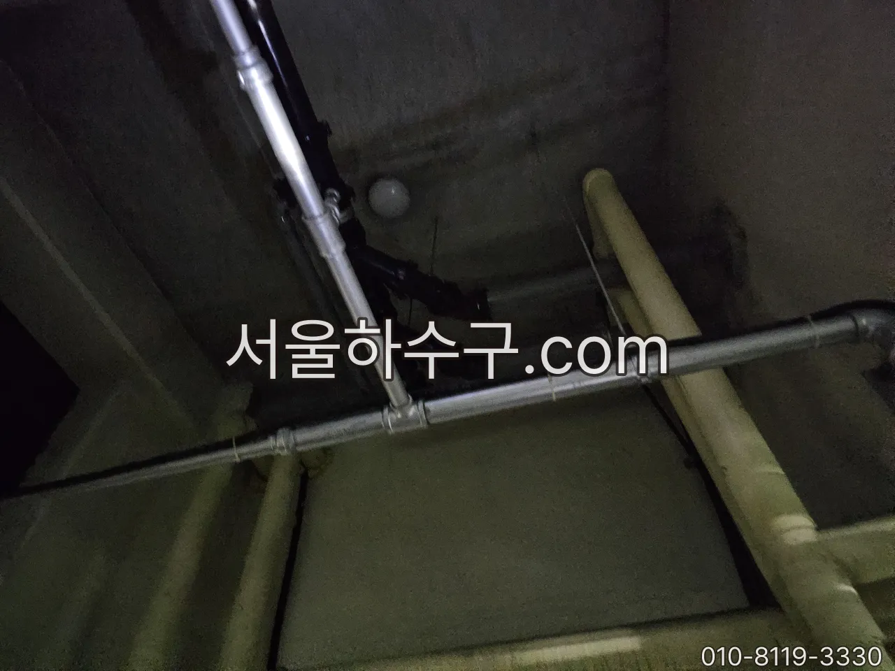 건물 급수 배관과 밸브 계통 — 계량기 뒤쪽은 건물·세대 책임 구간