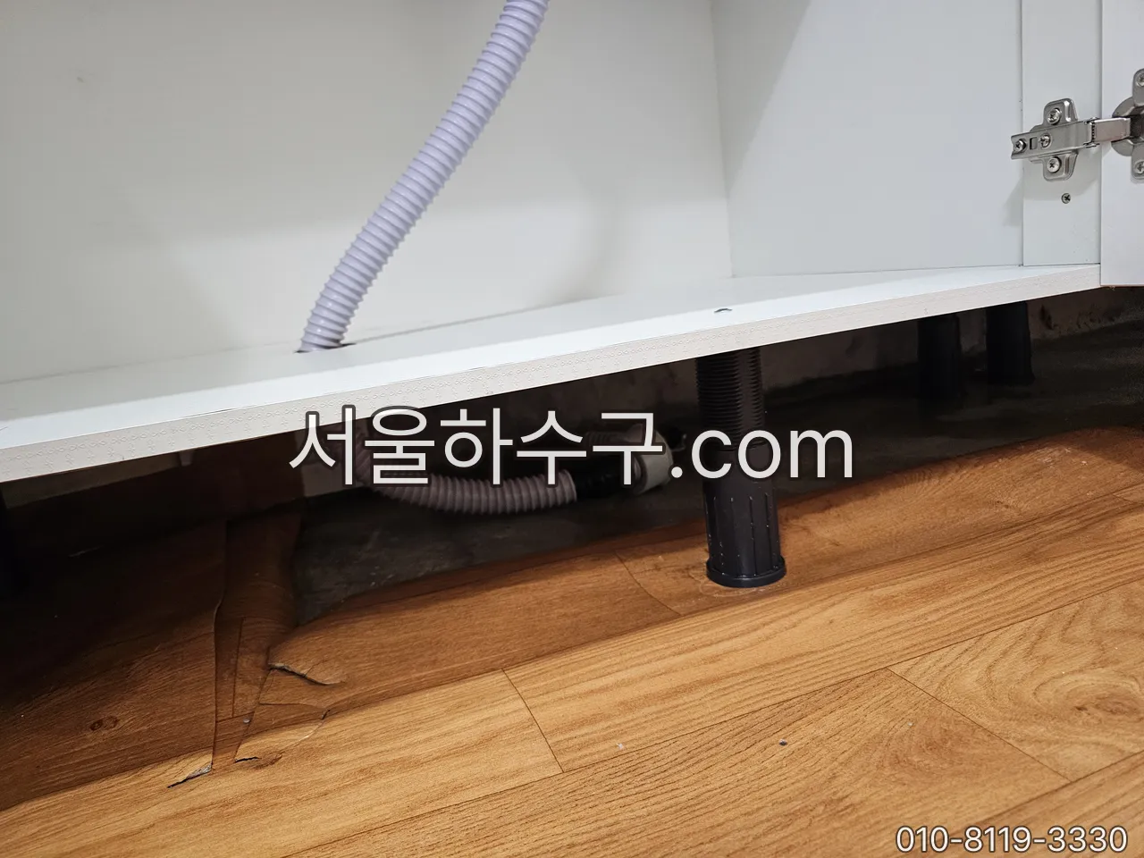 싱크대 하부장 주름호스가 바닥관에 꽂힌 자리 — 틈이 냄새 경로