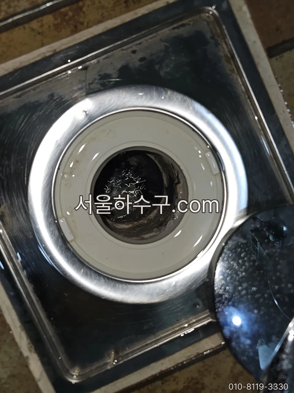 욕실 바닥 배수구 유가(트랩) 뚜껑을 들어낸 자리 — 봉수가 고이는 컵이 보입니다
