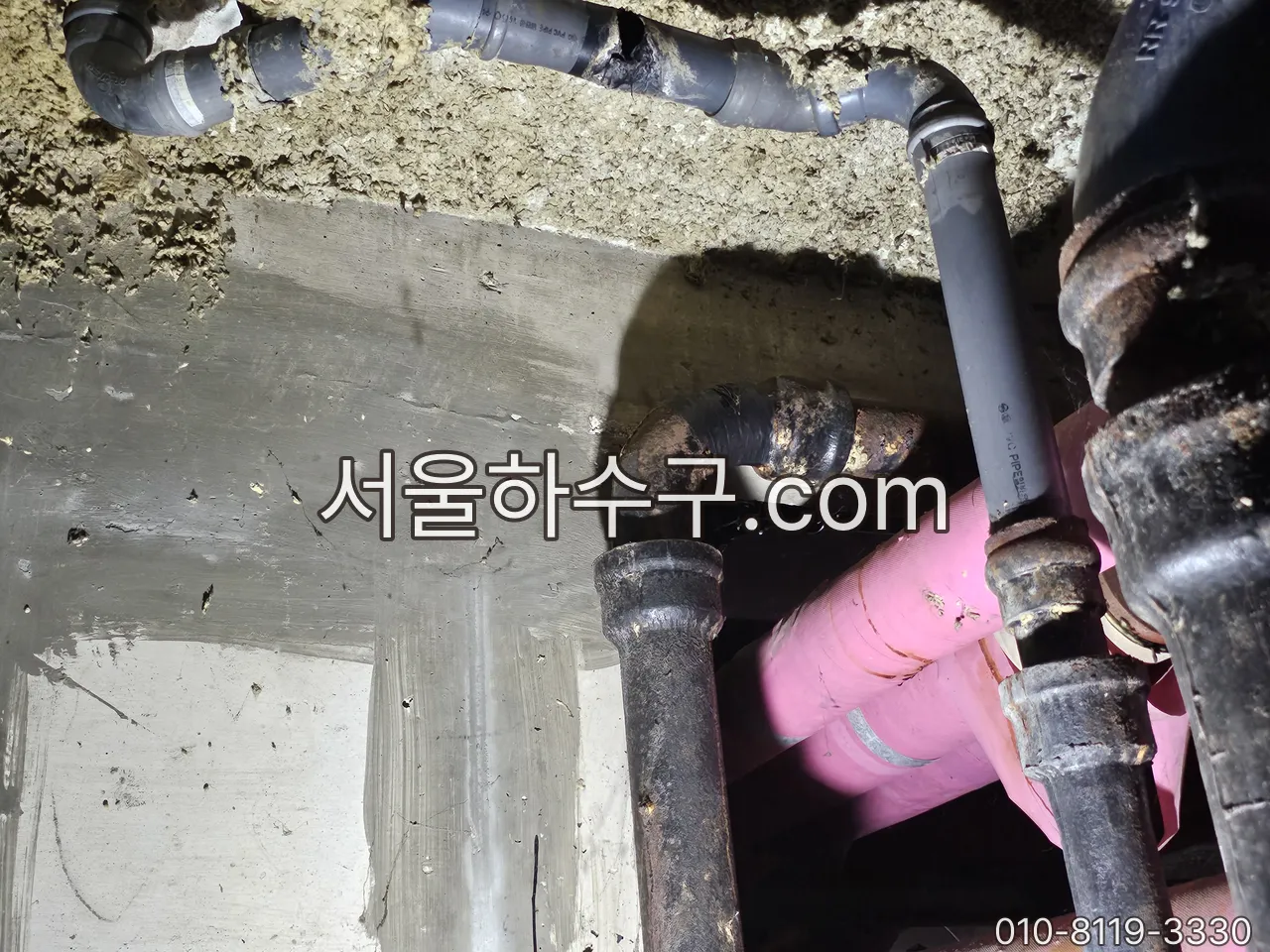 온수·급수 배관 계통 — 보온재가 감긴 온수관과 급수관이 따로 지나는 구간