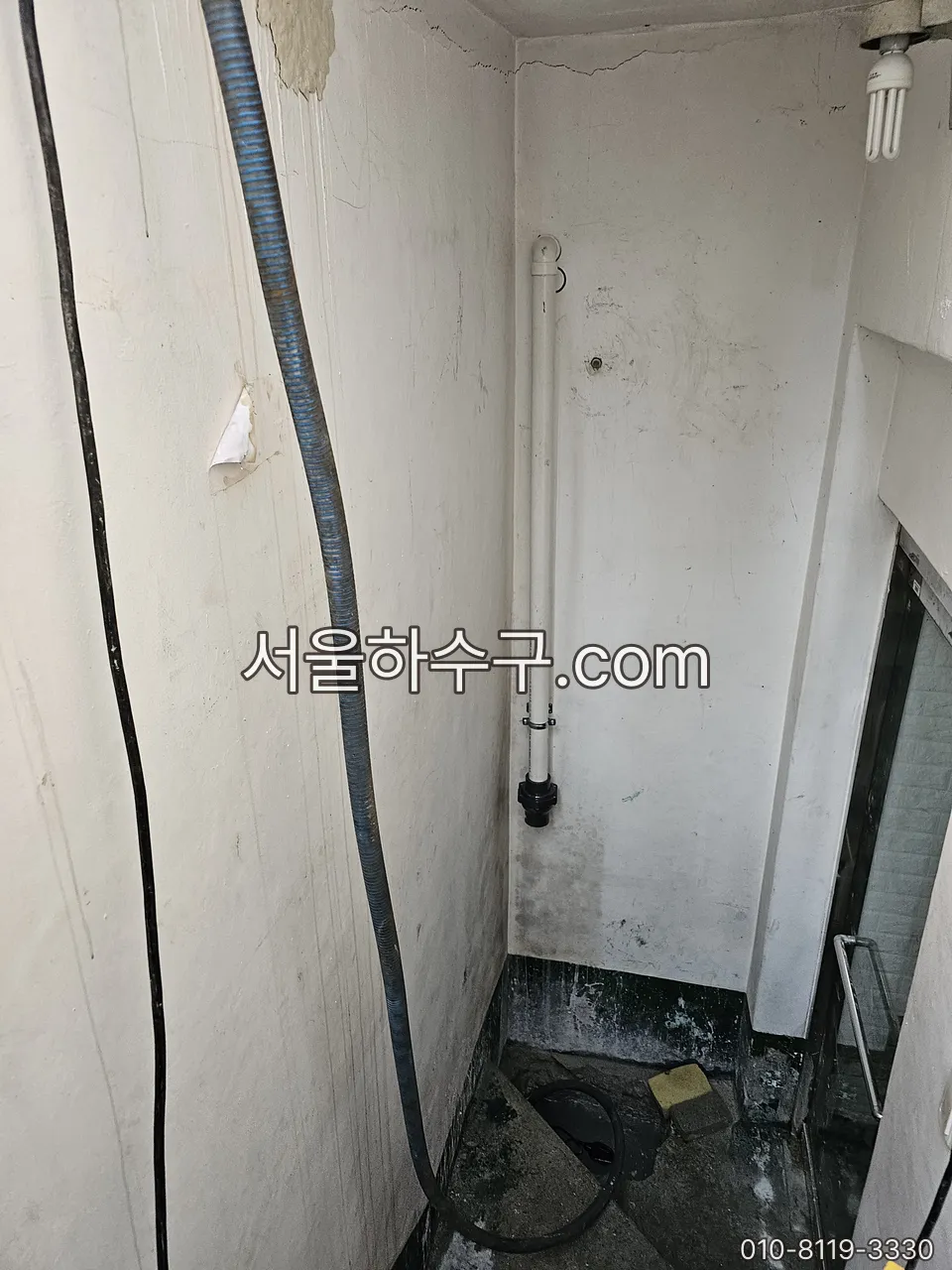 세대 급수 배관과 밸브 — 반쯤 잠긴 밸브 하나가 집 전체 수압을 낮추는 자리