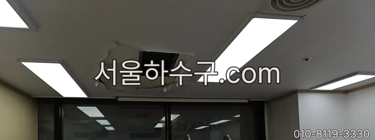 천장 텍스를 열어 둔 자리 — 물이 나오는 자리와 배관 경로를 맞춰 보는 첫 단계