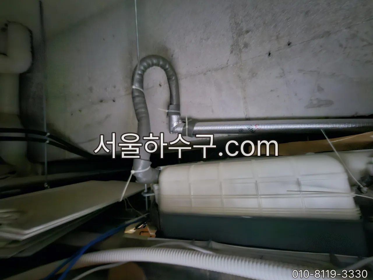 천장 속 배관을 눈으로 따라가는 확인 — 급수관인지 배수관인지 드레인인지가 여기서 갈립니다