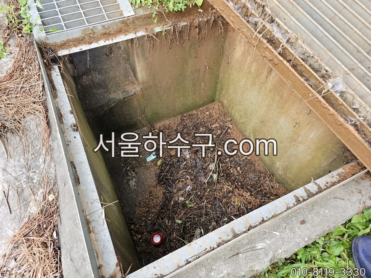 낙엽이 가득 찬 우수받이를 열어 확인하는 장면