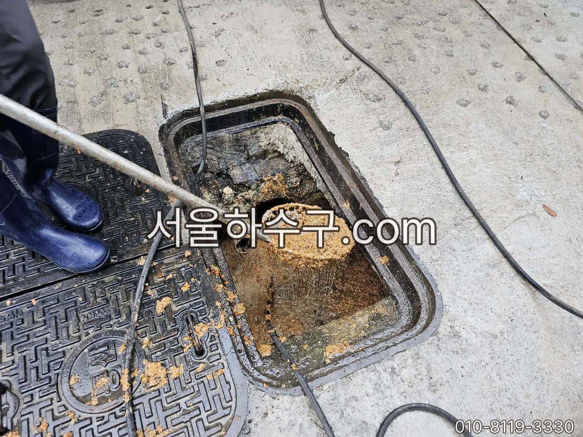 배수 박스에 쌓인 침전물 제거