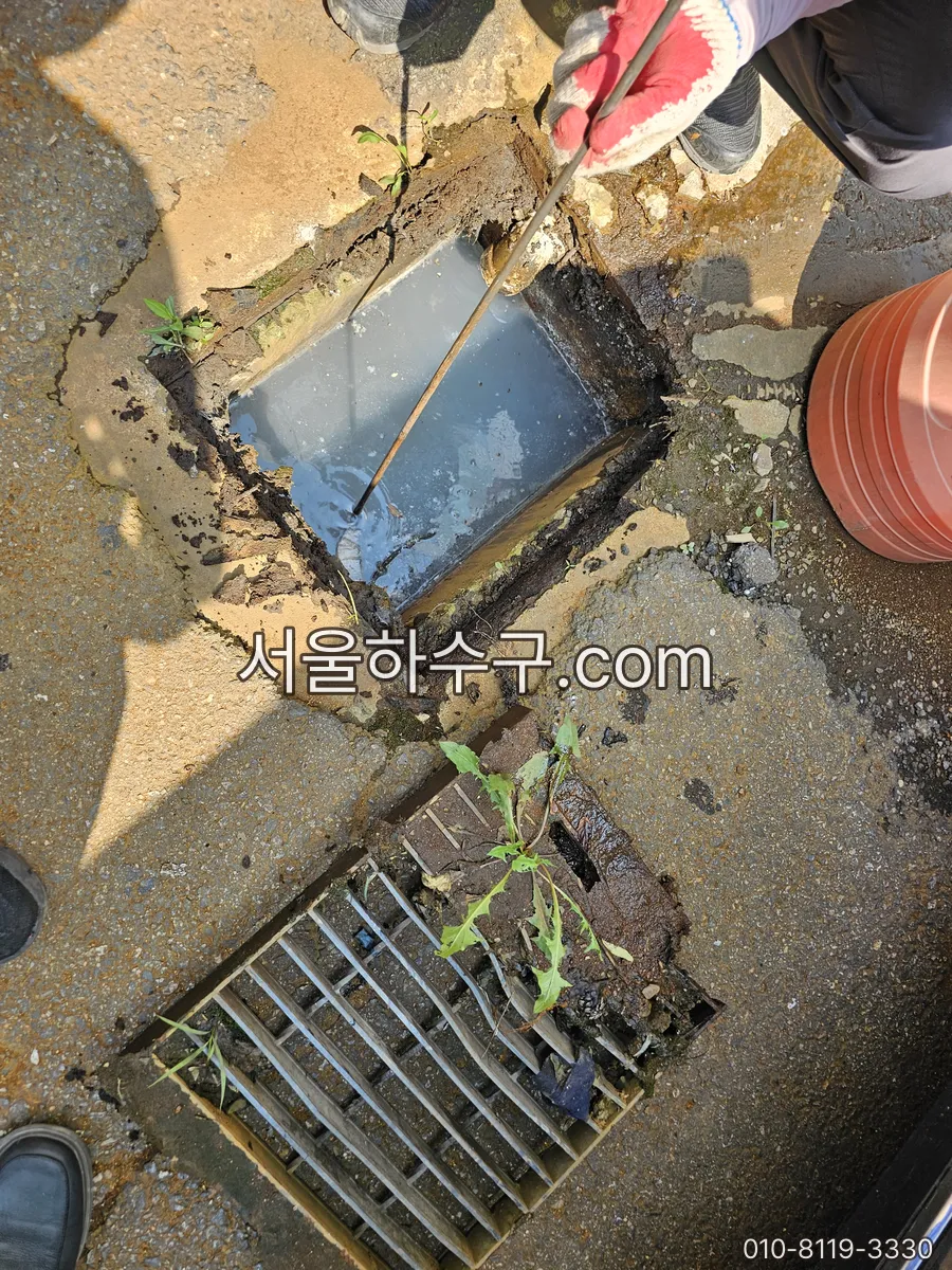 막힌 우수관 그레이팅 주변 세척