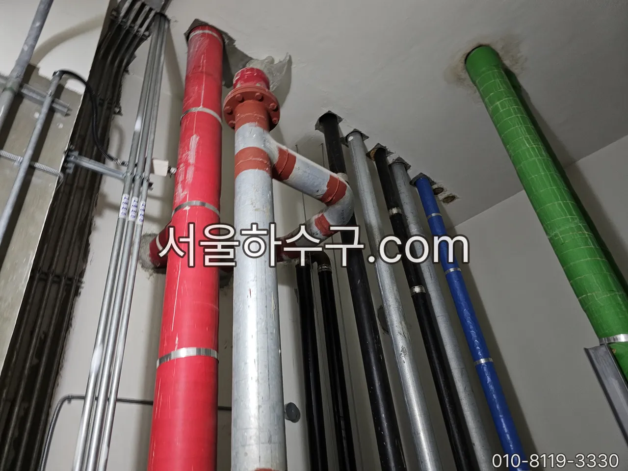 기계실 입상관 계통을 확인하는 모습