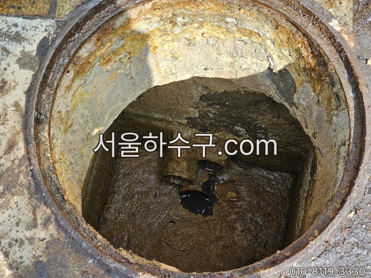 뚜껑을 연 그리스트랩 내부 상태
