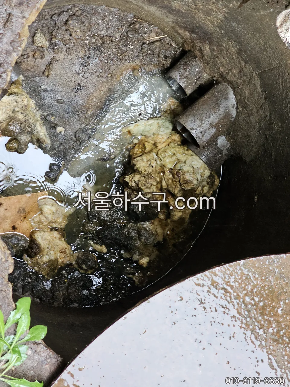 기름이 굳어 좁아진 배관 단면