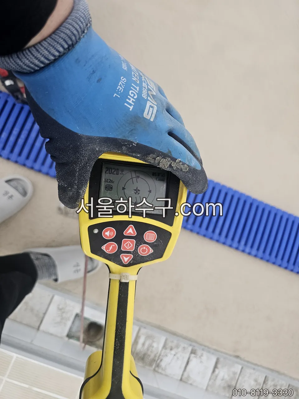 누수 탐지기로 바닥을 측정하는 모습