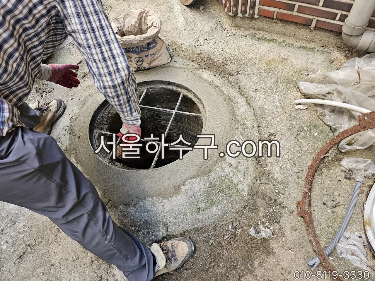 맨홀 그레이팅을 열고 점검하는 작업