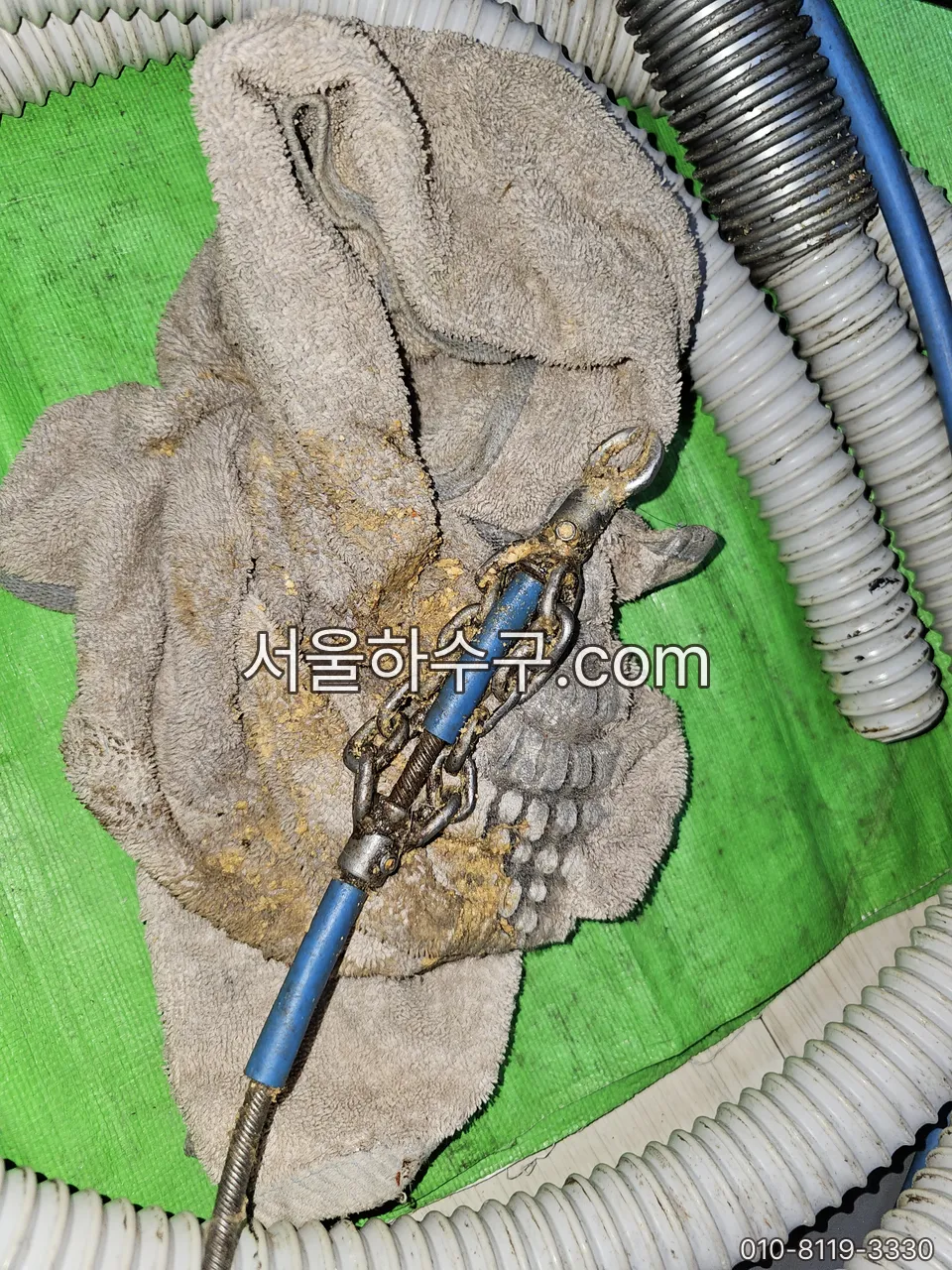 체인 헤드에 감겨 나온 스케일 잔재
