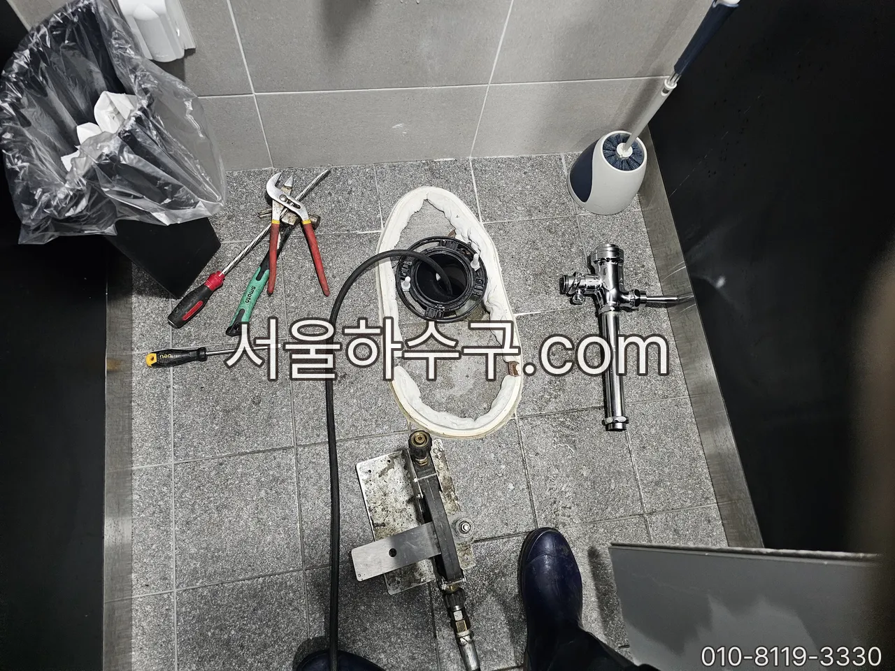 변기를 탈거하고 바닥 배관을 작업하는 모습