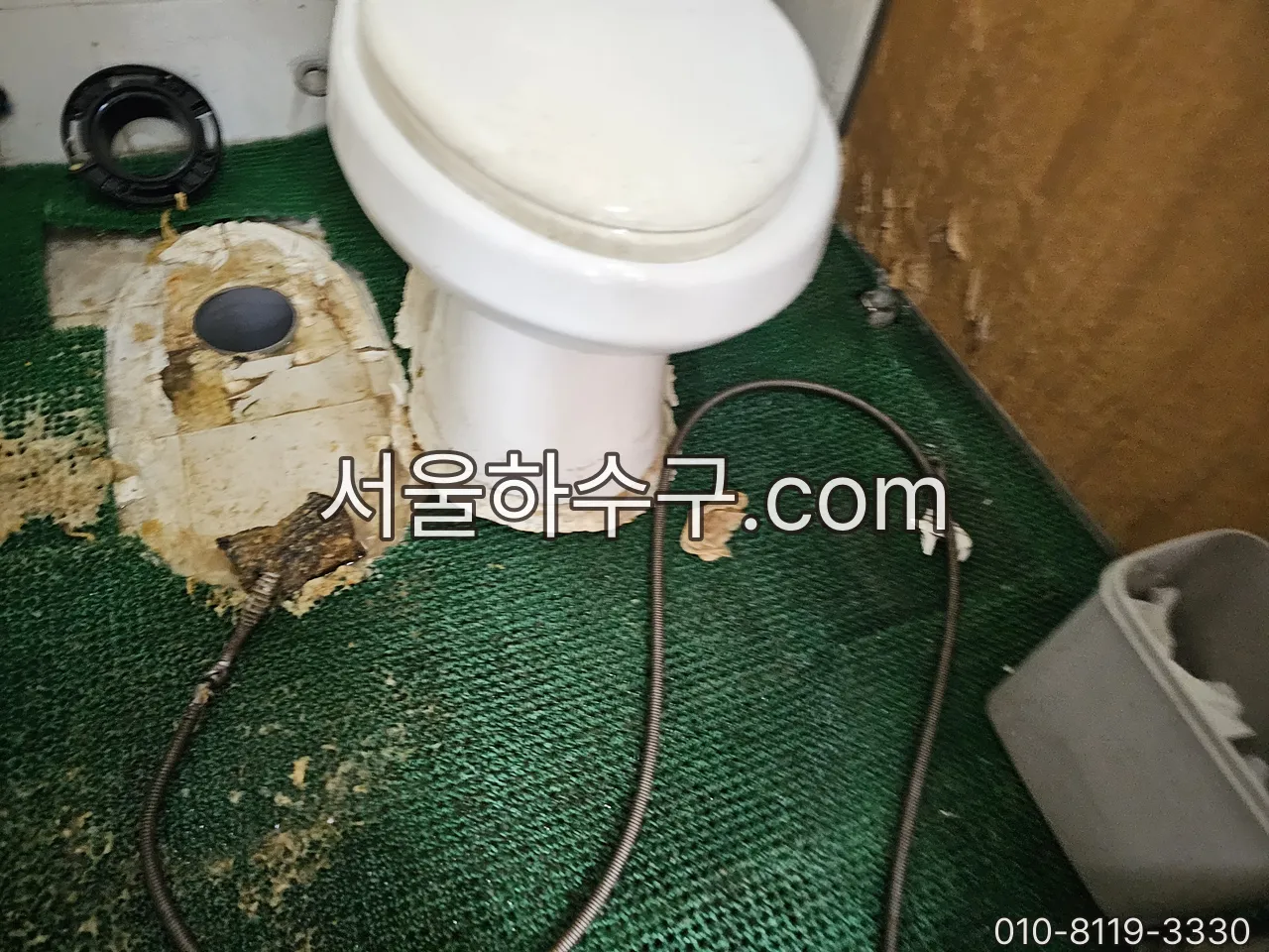 변기를 탈거하고 바닥 플랜지 상태를 확인하는 장면