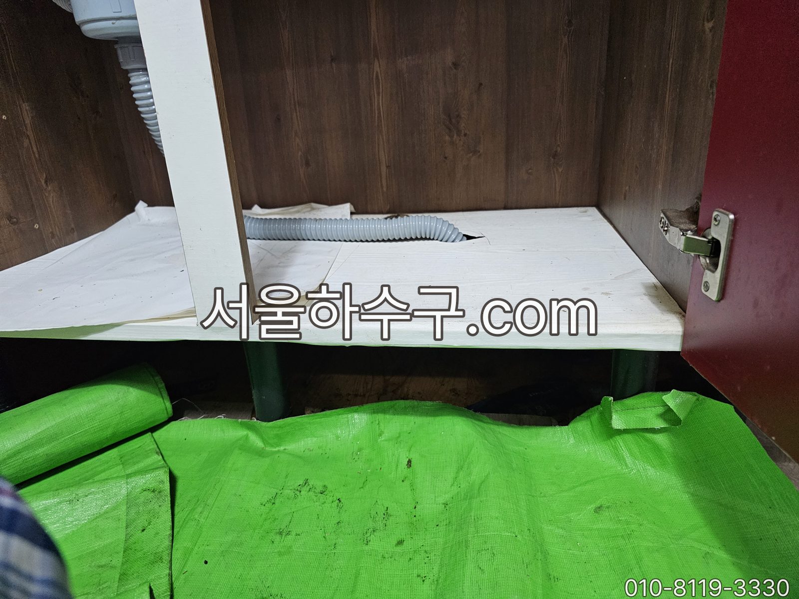 싱크대 하부장 배관으로 스프링 장비 진입