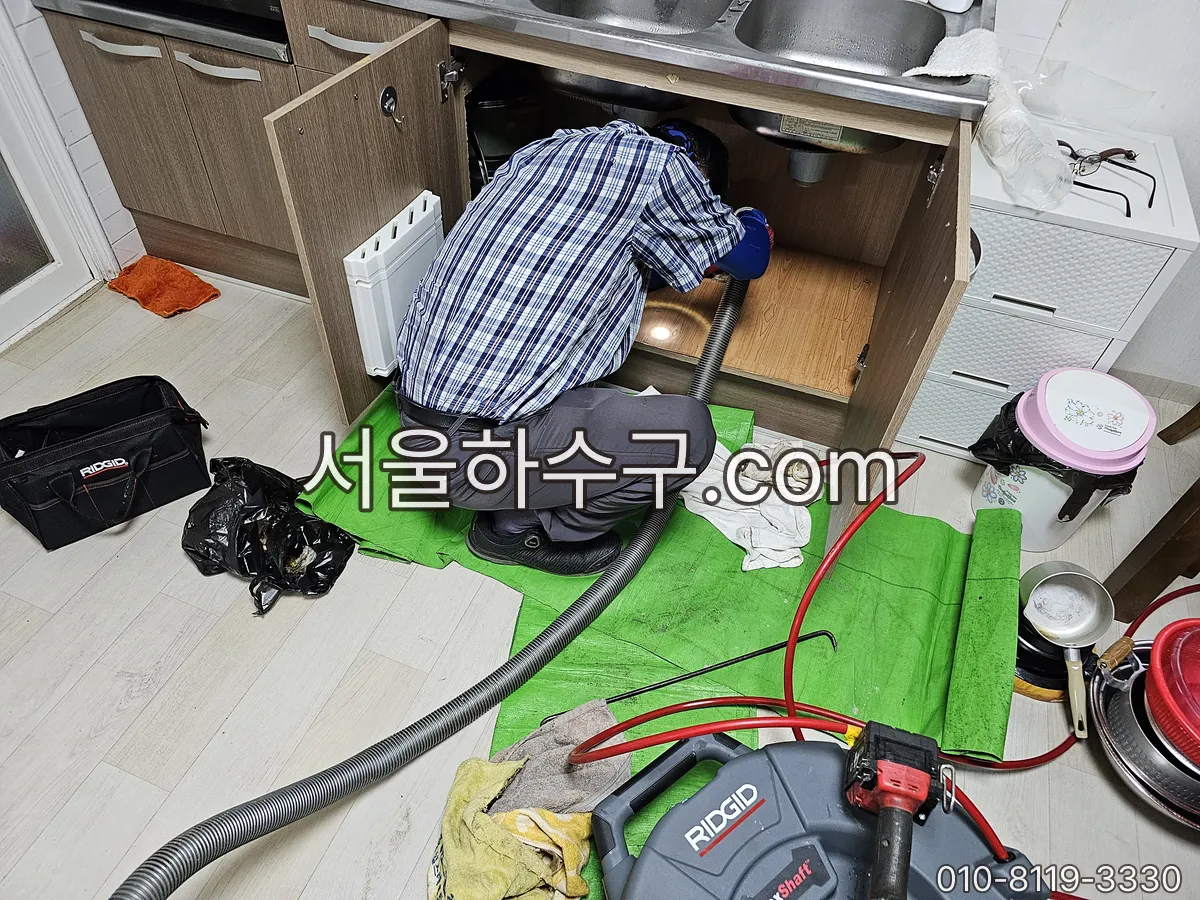 싱크대 하부 배관 관통 장비 작업