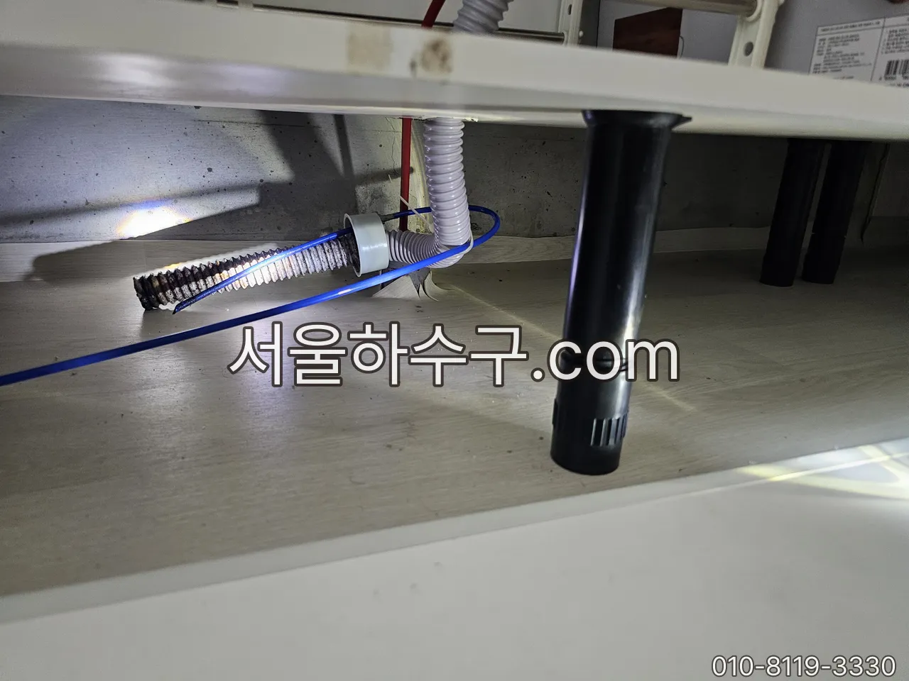 싱크대 하부 배관에 스프링을 넣는 작업