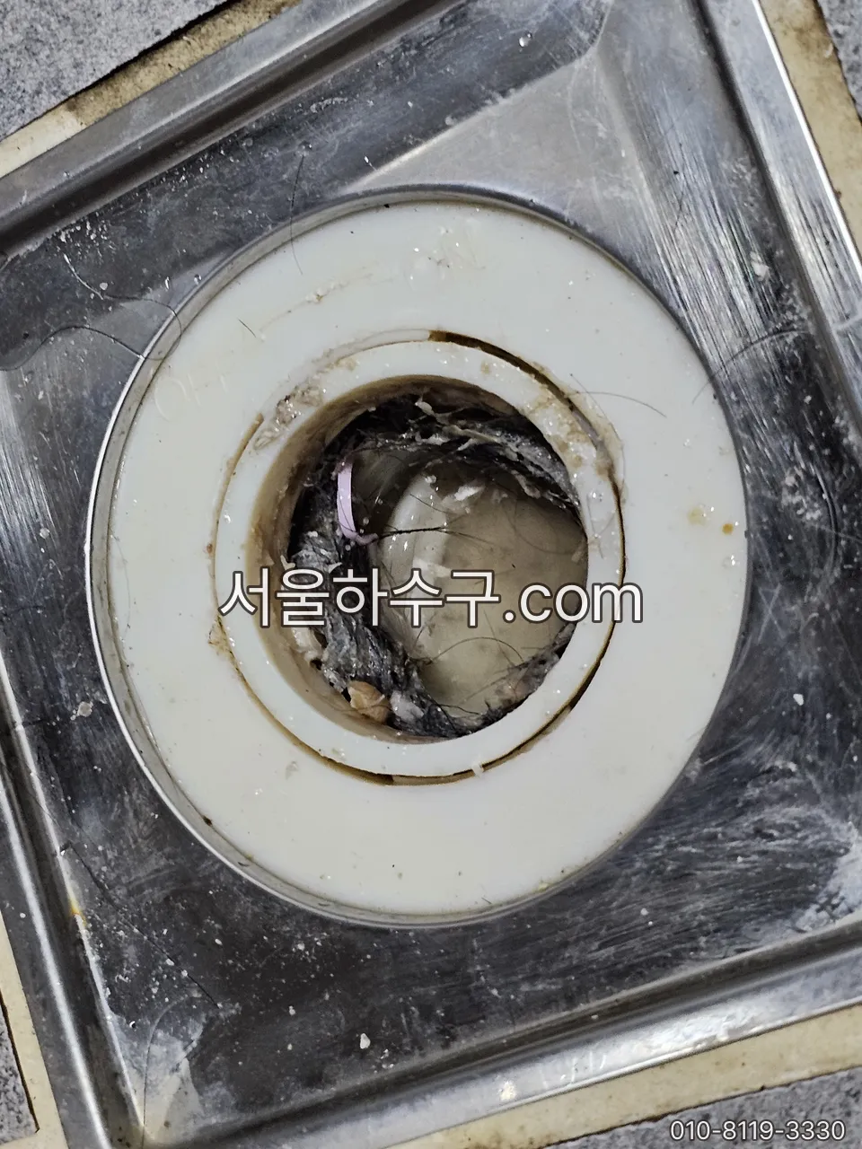 욕실 바닥 배수구 유가를 빼내 역류방지형으로 바꾸는 작업