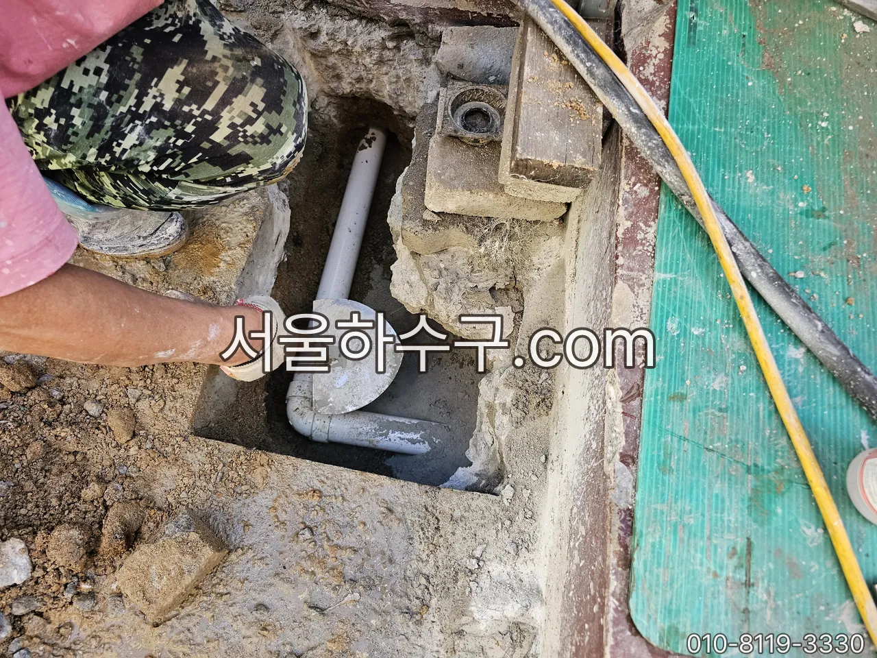 옥외 점검구에서 세대 배관 경로를 확인하는 작업