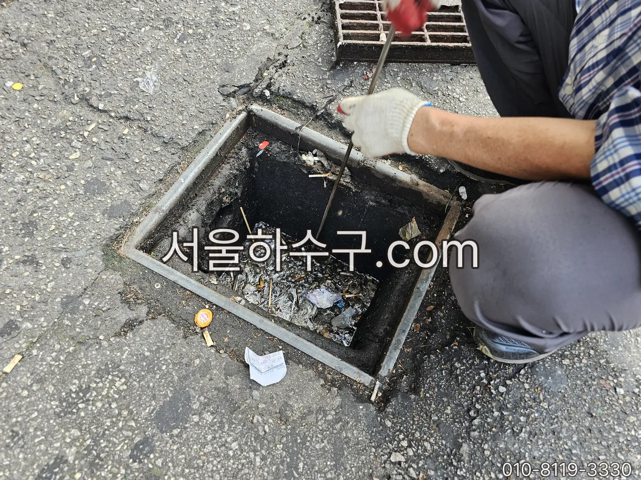 우수받이의 낙엽과 흙을 걷어내는 작업