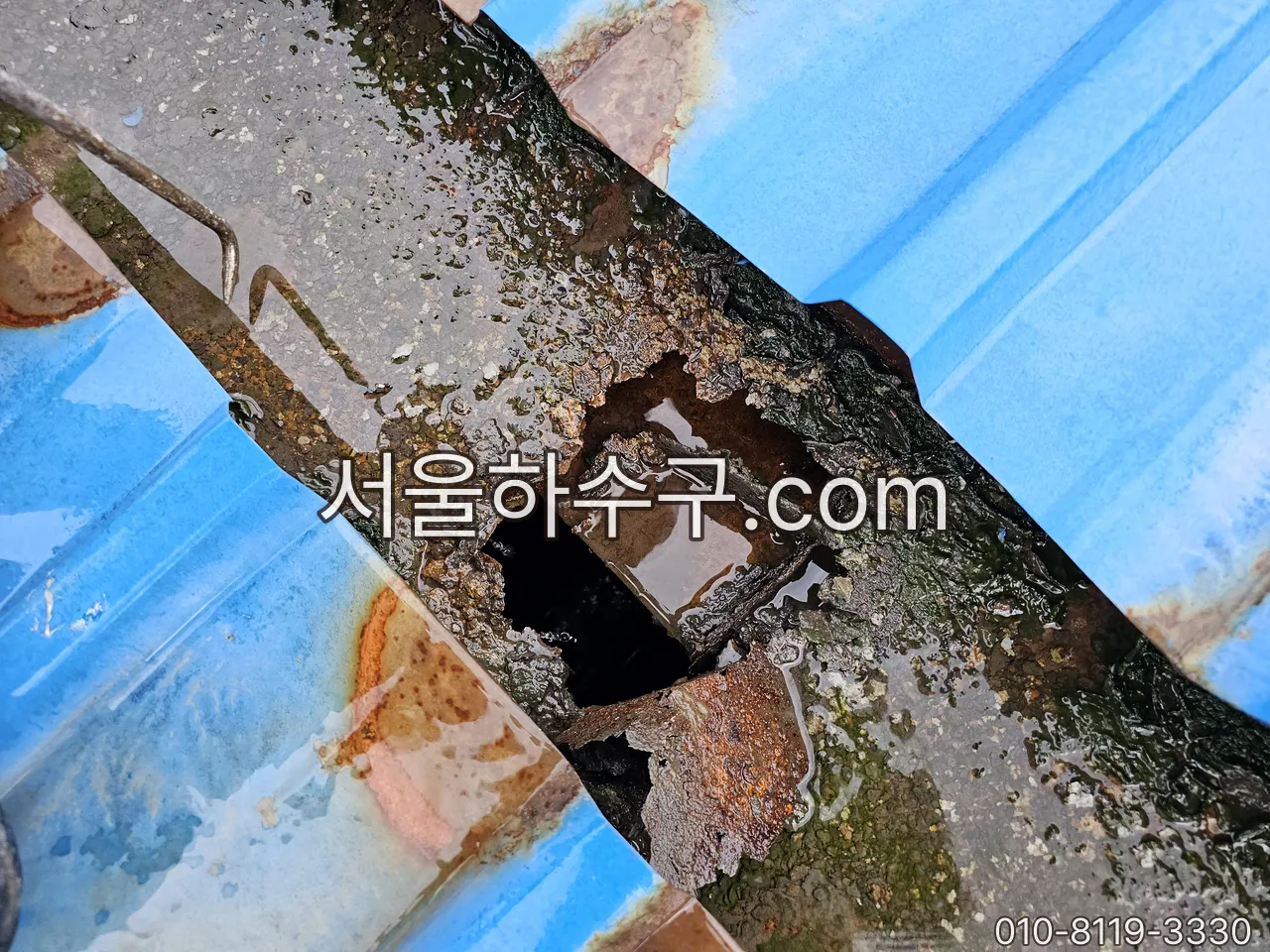 부식돼 구멍이 난 홈통을 확인하는 모습