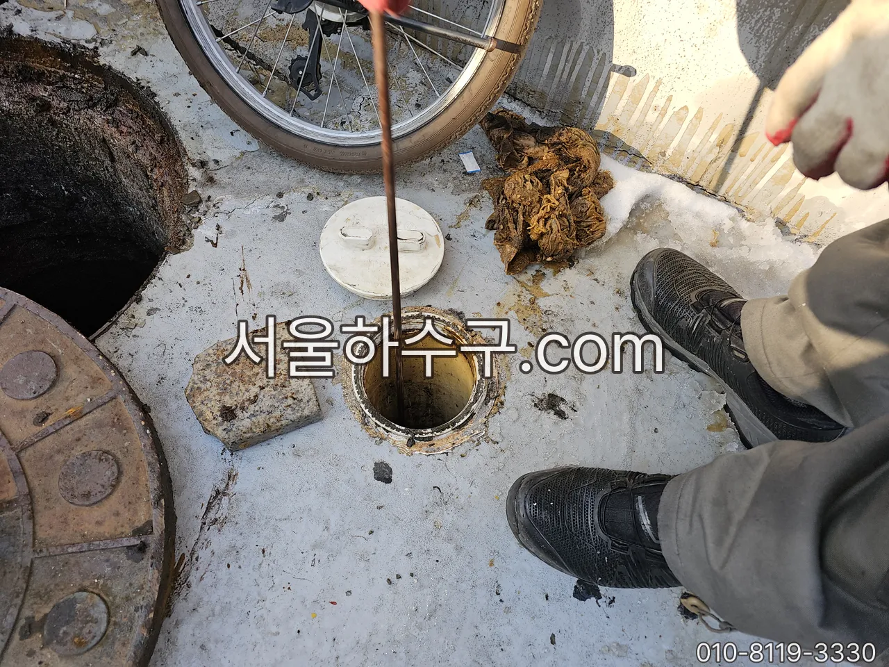 주방 배관에서 꺼낸 기름 덩어리