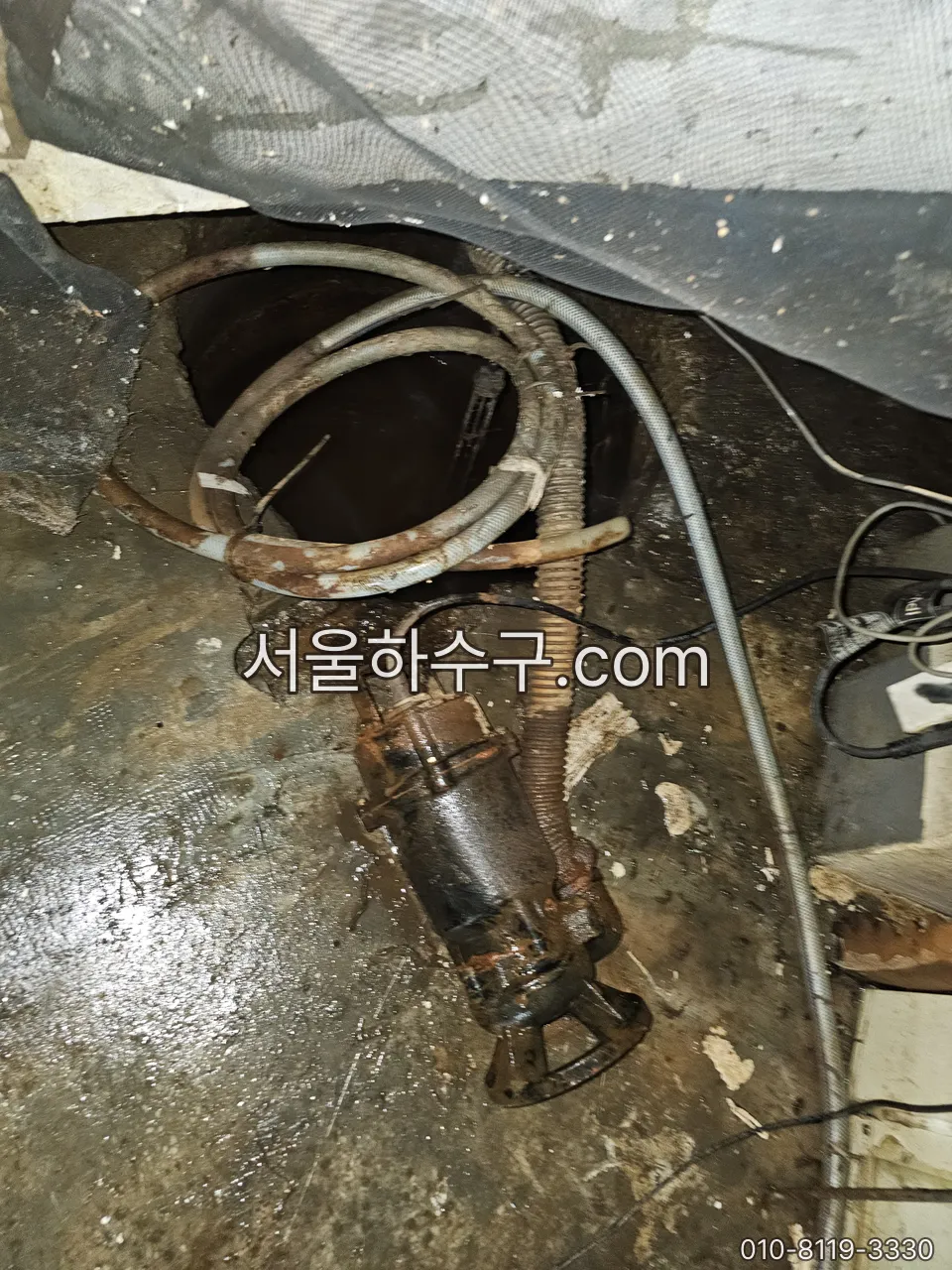 집수정에서 수중펌프를 인양하는 작업