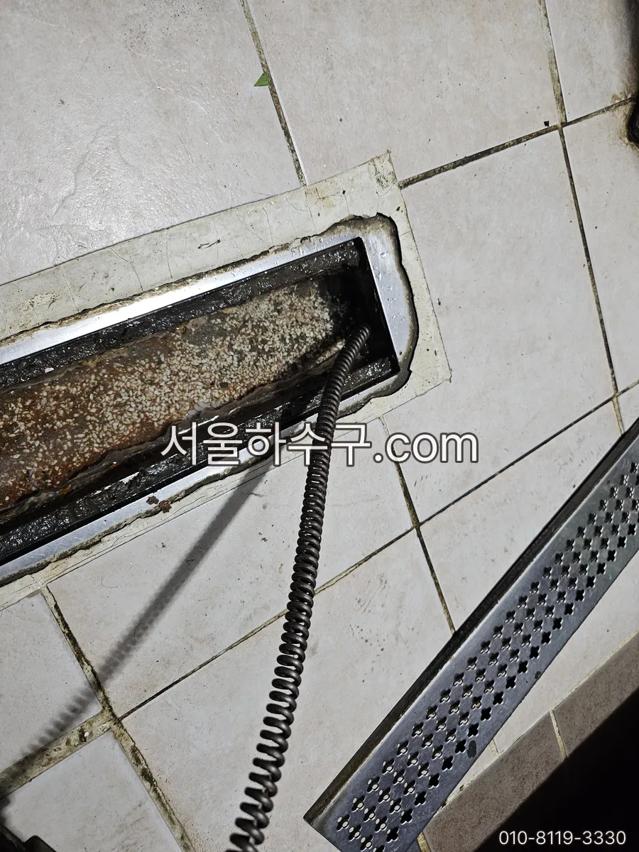 타일 트렌치 배수구 스프링 관통 작업
