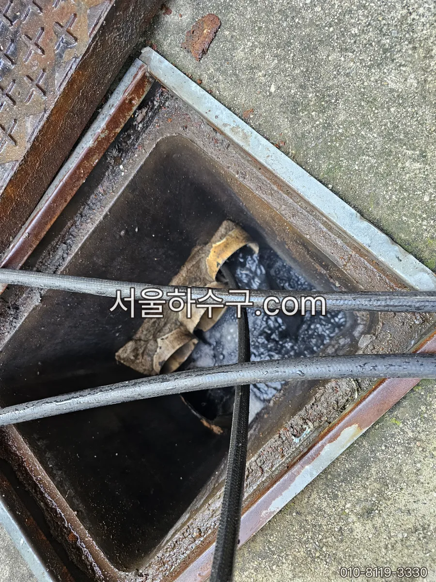 역류한 배수 트렌치 관통 작업