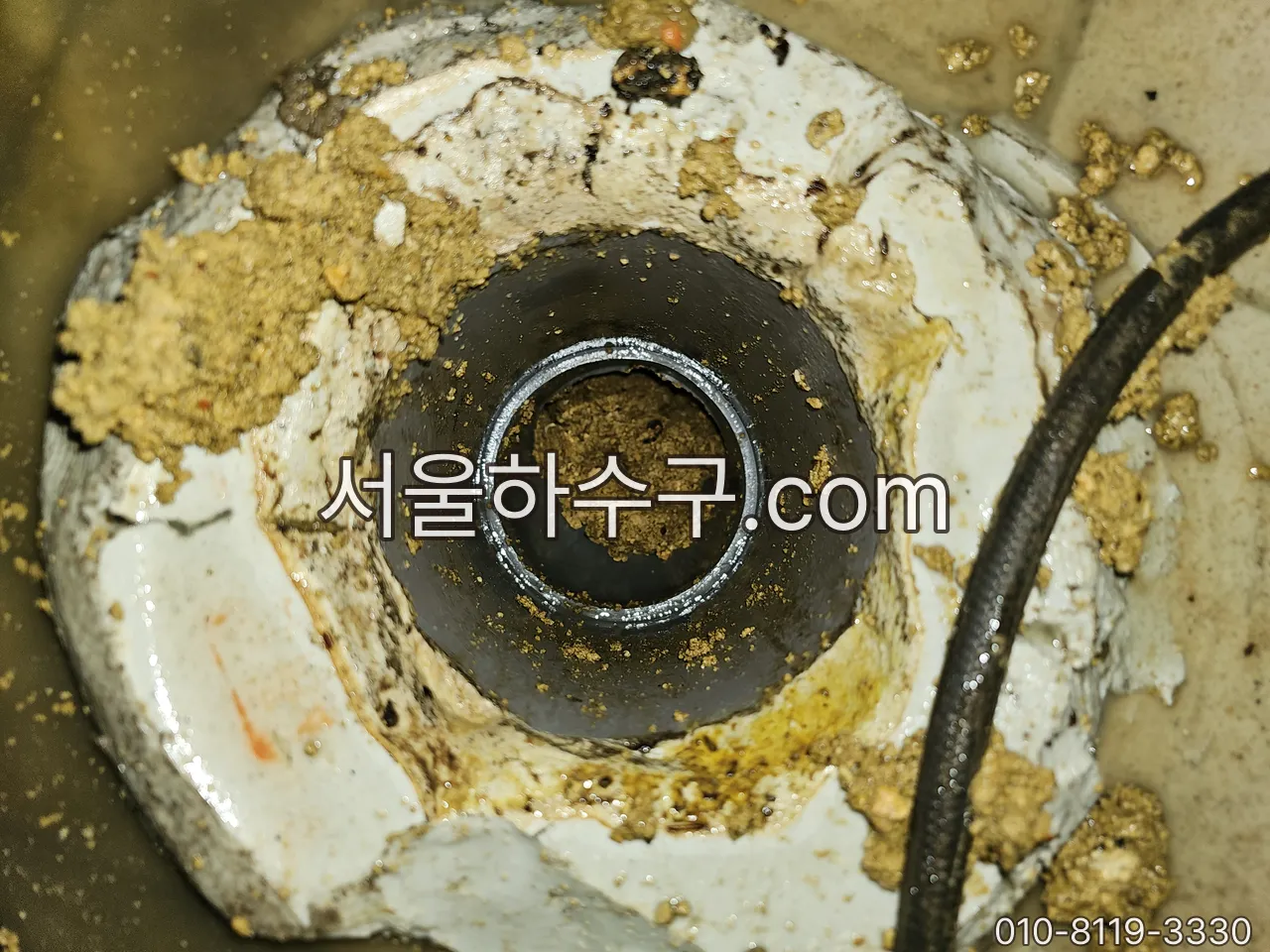 슬러지가 찬 바닥 배수구