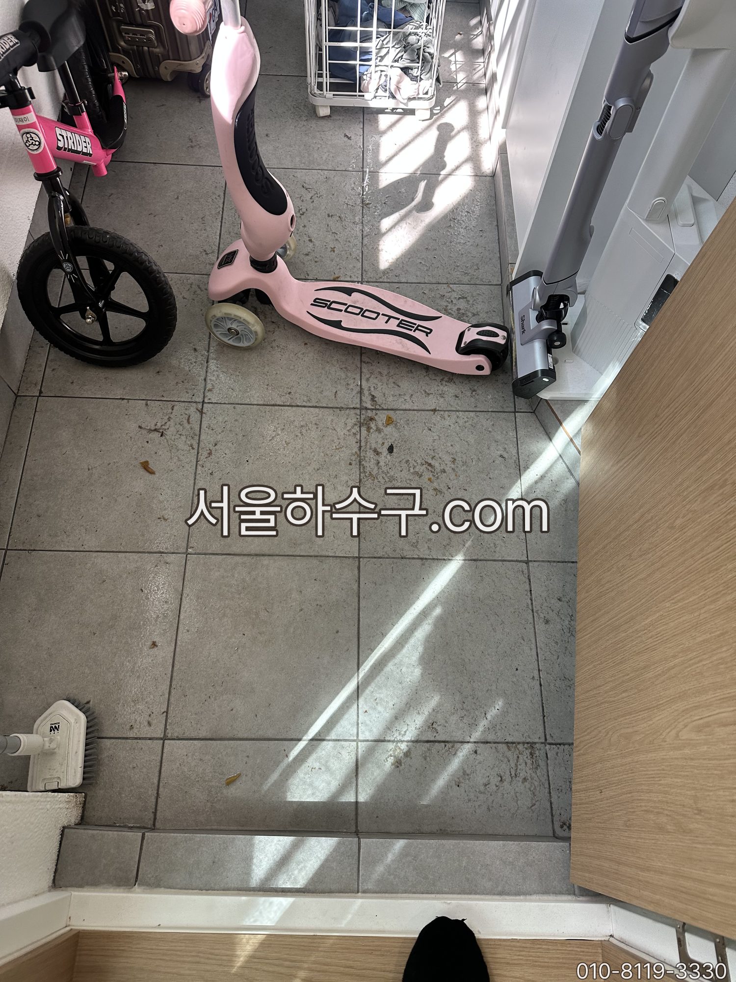 역류한 물이 지나간 흔적이 남은 베란다 바닥