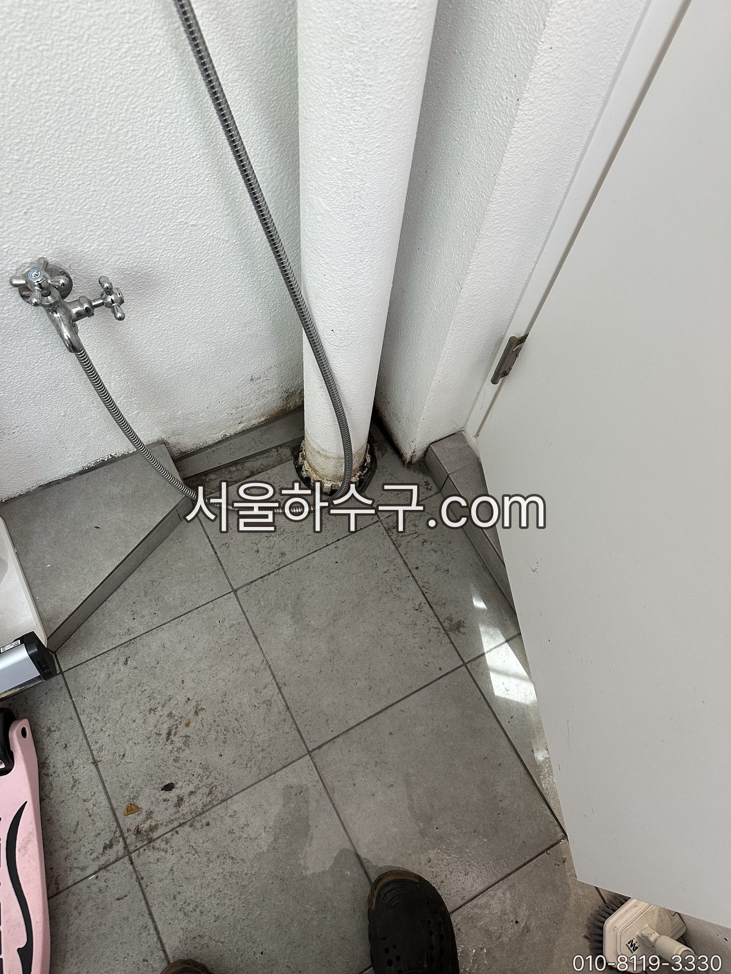 베란다 배수 입상관으로 스프링 관통기를 넣는 작업