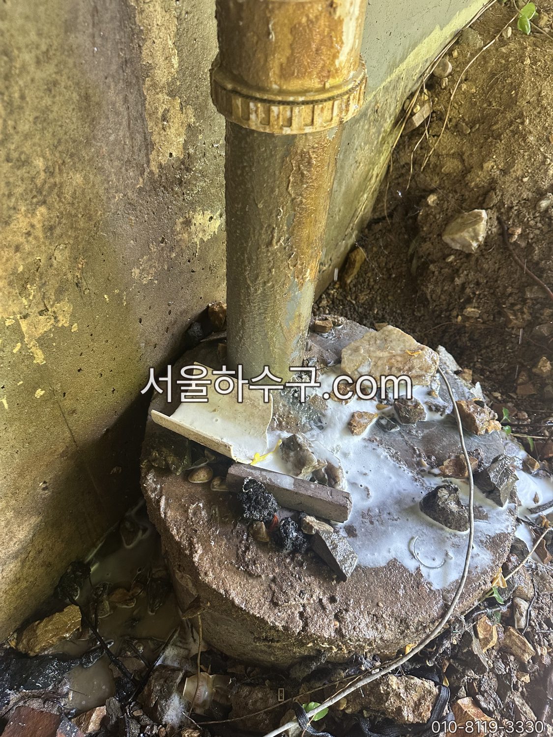 관통 후 세탁 배수가 거품과 함께 오수받이로 정상 배출되는 모습